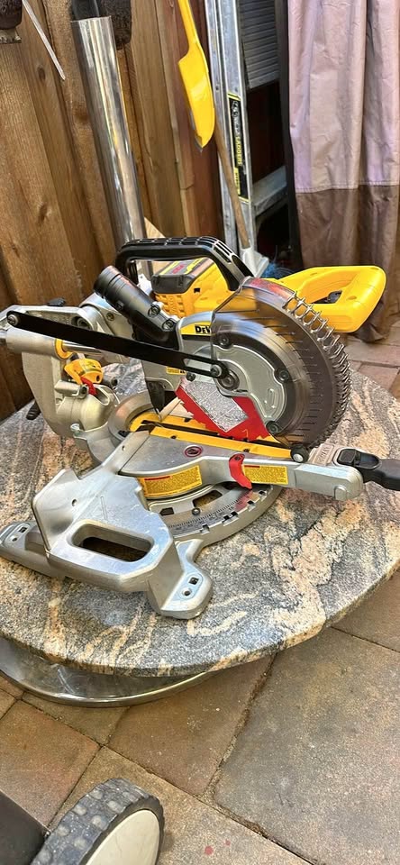 DeWalt Miter with a 6.0ah battery